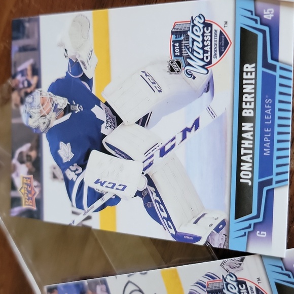 NHL Winter Classic 2014 Puck And 4 Cards - Picture 5 of 6